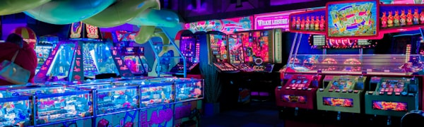 财神的宝藏游戏副本内队伍协作击败金钱猪的实战场景示意图