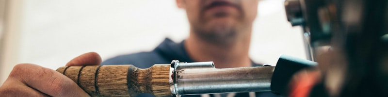 隐藏在古老神庙壁画中的财神密码线索特写