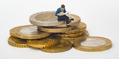 财神的宝藏游戏中金元宝道具的3D渲染图，金光闪闪