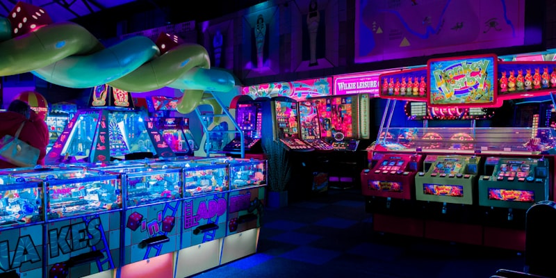 熔岩地狱炽热场景，展示岩浆河流和火焰生物