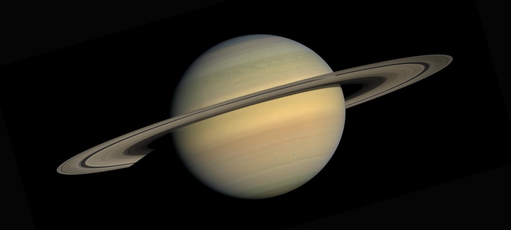 龙之巢穴壮观场景，展示多条飞龙和巢穴结构